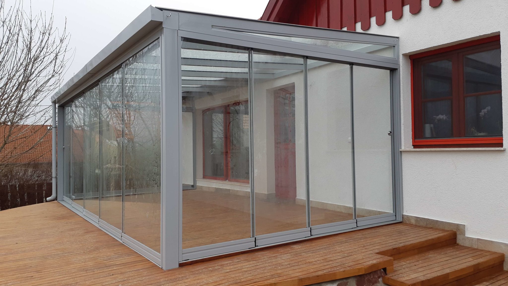 Könnyen kezelhető eltolható üvegfal egyrétegű üvegezéssel. Temperáló, hőt megtartó télikert kialakítására. 